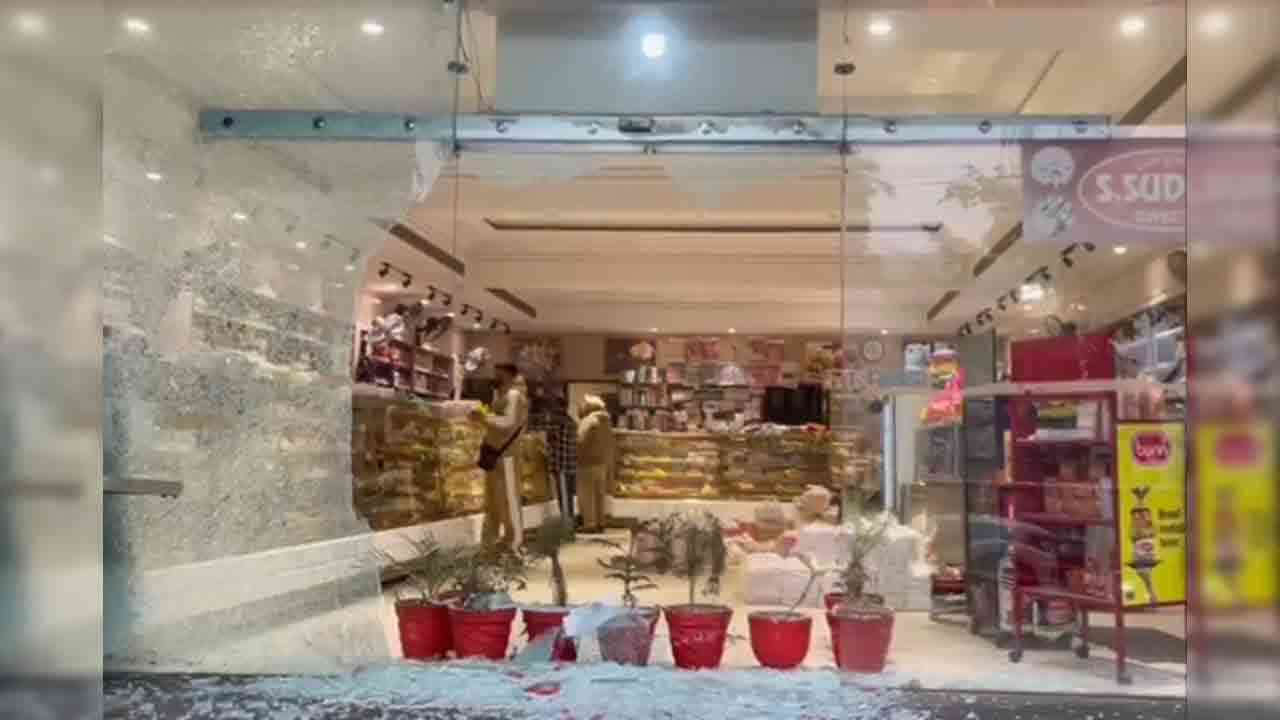 ਫਗਵਾੜਾ 'ਚ ਸਵੀਟ ਸ਼ਾਪ ‘ਤੇ  Firing,ਕਾਨੂੰਨ ਵਿਵਸਥਾ ‘ਤੇ ਖੜੇ ਹੋਏ ਸਵਾਲ