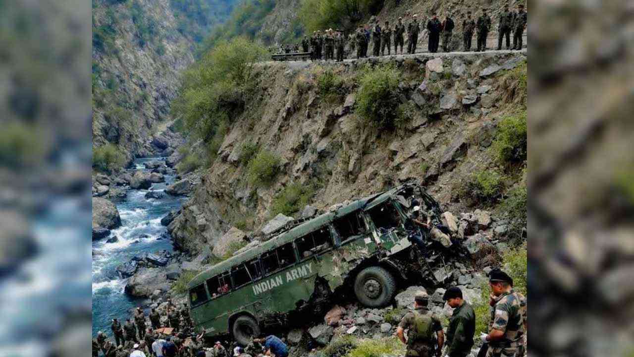 जम्मू-कश्मीर: डोडा में सेना का बुलेटप्रूफ़ वाहन 200 फीट गहरी खाई में गिरा, 10 जवान शहीद