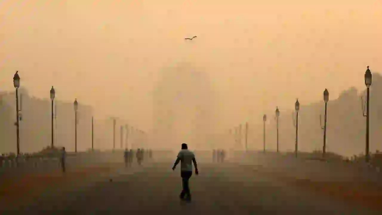 दिल्ली-NCR में सांसों पर संकट: AQI 446 पहुंचा, GRAP-3 के तहत निर्माण कार्यों/पुरानी गाड़ियों पर लगा बैन
