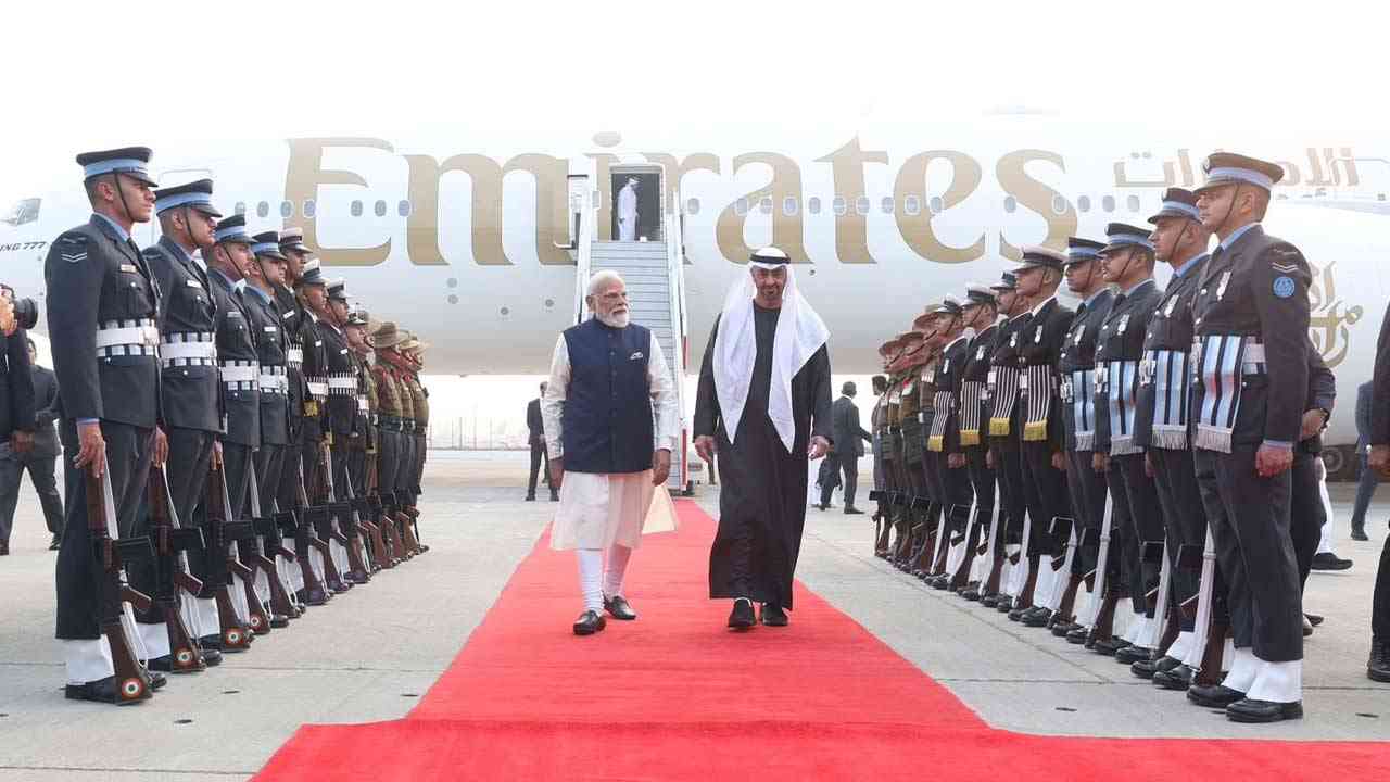 भारत-UAE संबंधों में नया अध्याय: पीएम मोदी ने प्रोटोकॉल तोड़ एयरपोर्ट पर किया राष्ट्रपति 'MBZ' का भव्य स्वागत