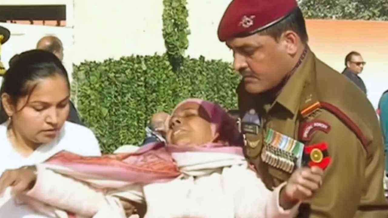 Indian Army Day 2026 : ਸੈਨਾ ਮੈਡਲ ਲੈਂਦਿਆਂ ਸਟੇਜ 'ਤੇ ਬੇਹੋਸ਼ ਹੋਈ ਸ਼ਹੀਦ ਦੀ ਮਾਂ, ਜਵਾਨਾਂ ਨੇ ਸੰਭਾਲਿਆ