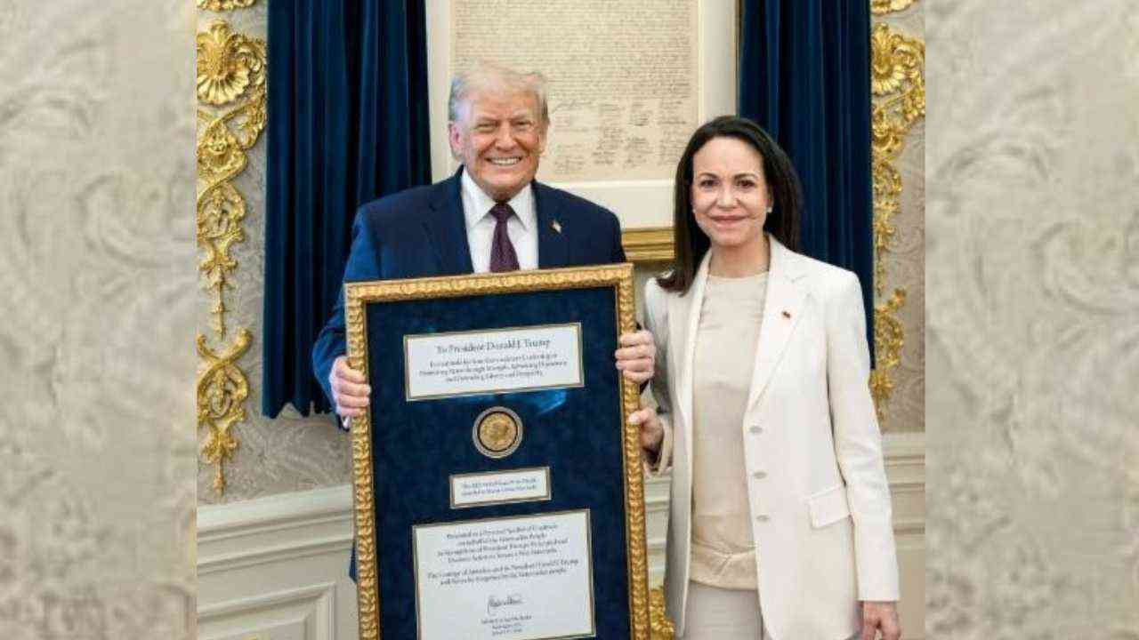 ਵੈਨੇਜ਼ੁਏਲਾ ਦੀ ਮਾਰੀਆ ਮਚਾਡੋ ਨੇ ਟਰੰਪ ਨੂੰ ਸੌਂਪਿਆ ਨੋਬਲ ਪੁਰਸਕਾਰ