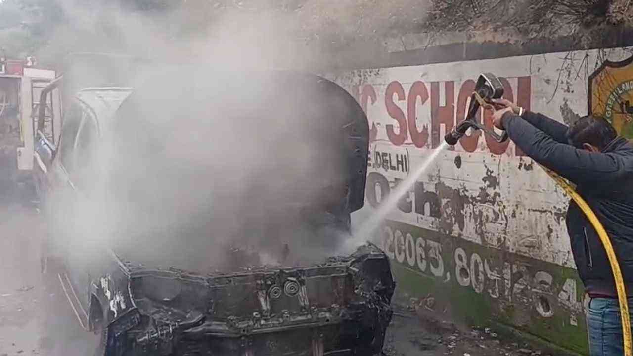 Pathankot: ਚੱਲਦੀ ਪਿਕਅੱਪ ਗੱਡੀ ਨੂੰ ਲੱਗੀ ਅੱਗ, ਜਾਨੀ ਨੁਕਸਾਨ ਤੋਂ ਰਿਹਾ ਬਚਾਅ