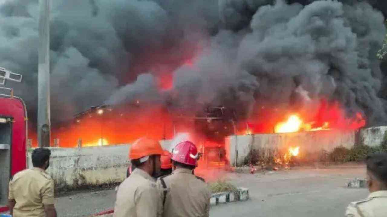 Tamil Nadu railway station Fire:  ਤ੍ਰਿਸ਼ੂਰ ਰੇਲਵੇ ਸਟੇਸ਼ਨ 'ਤੇ ਲੱਗੀ ਭਿਆਨਕ ਅੱਗ, ਕਈ ਵਾਹਨ ਸੜੇ