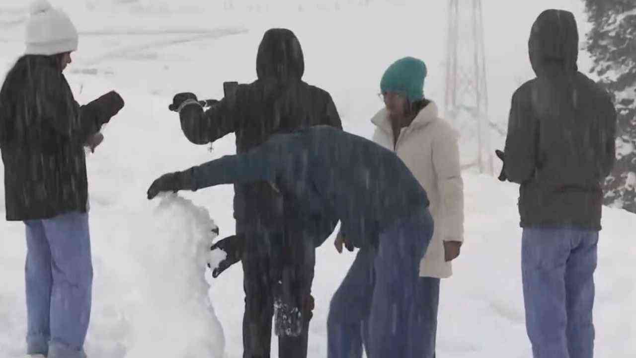 Snowfall in Kashmir:   ਜੰਮੂ-ਕਸ਼ਮੀਰ ਘਾਟੀ 'ਚ ਤਾਜ਼ਾ ਬਰਫਬਾਰੀ, ਸੈਲਾਨੀਆਂ ਨੇ ਮਾਣਿਆ ਅਨੰਦ
