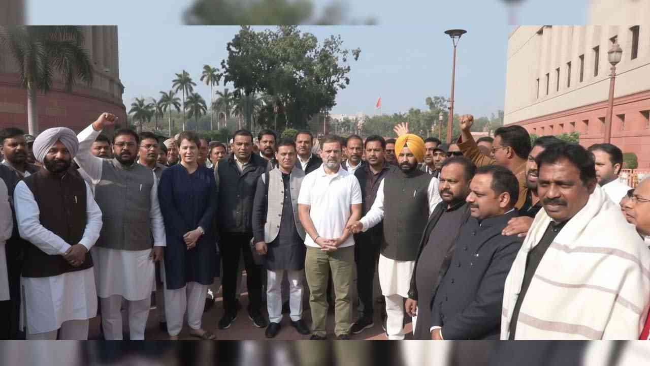 देश की सबसे बड़ी पंचायत 'संसद' से राहुल गांधी समेत कांग्रेस के 8 सांसद निलंबित