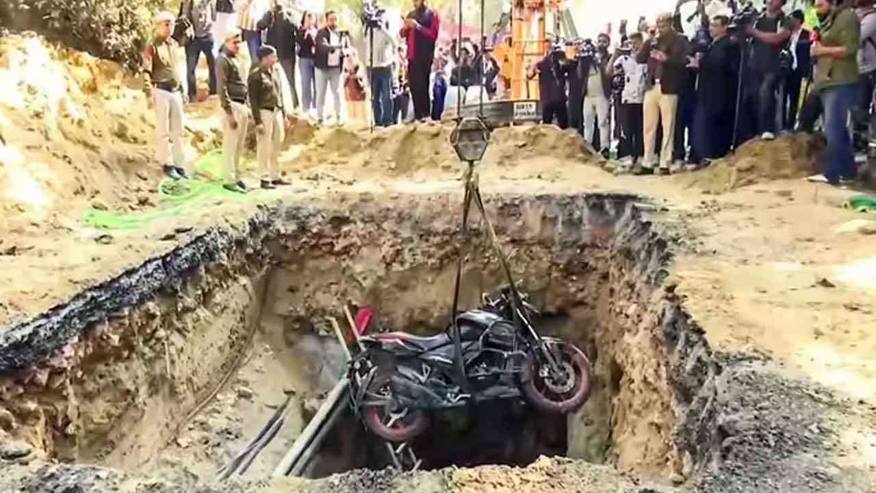 दिल्ली के जनकपुरी में 'सिस्टम' का गड्ढा बना कमल धयानी की मौत की वजह!