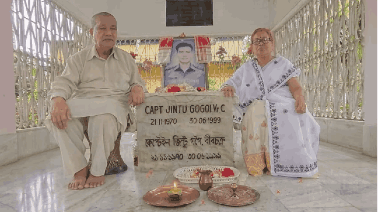 कैप्टन जिंटु  गोगोई के माता-पिता गौरव गोगोई के पाकिस्तान दौरे से नाराज़, बेटे को याद कर हुए भावुक