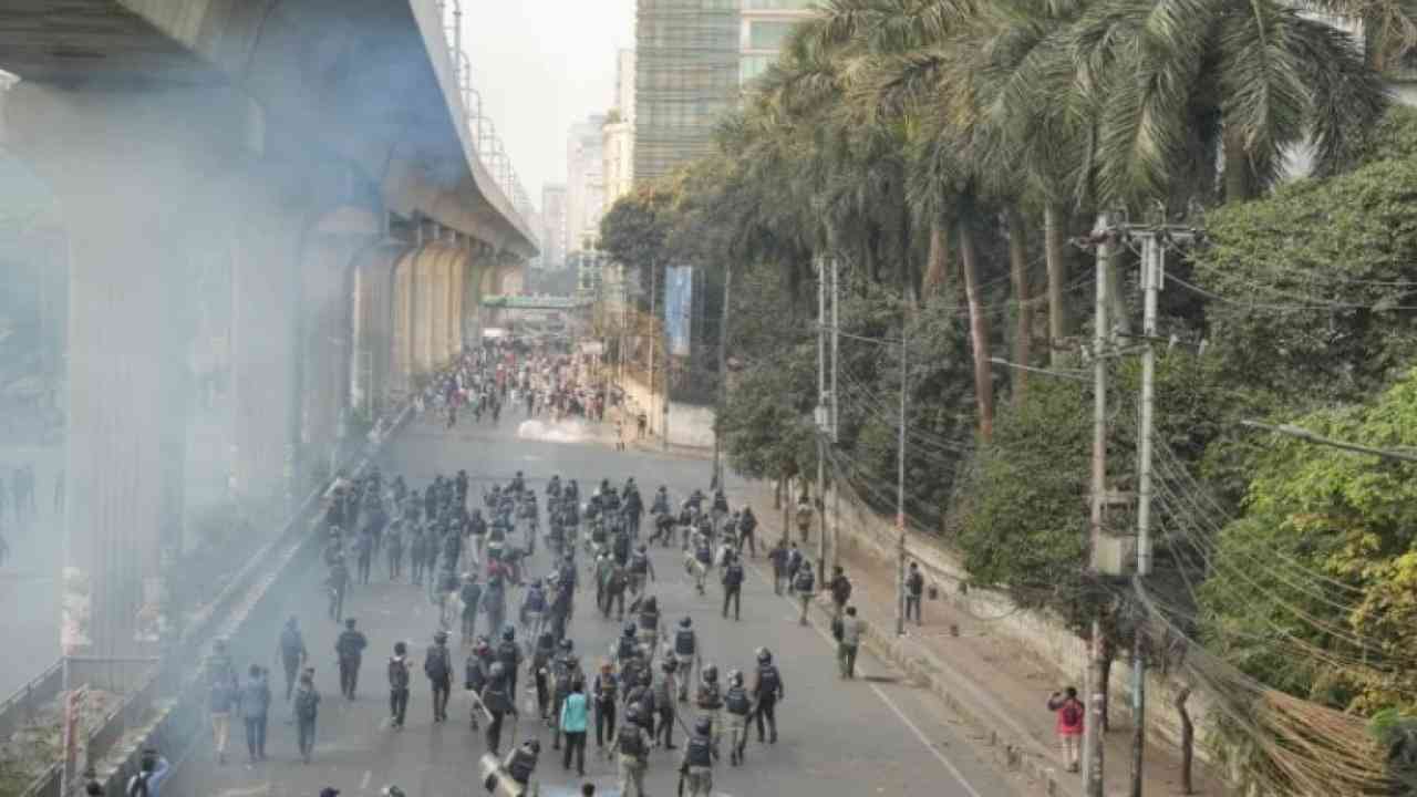 बांग्लादेश में फिर भड़की हिंसा, पुलिस-प्रदर्शनकारियों में झड़प, पुलिसकर्मी भी घायल