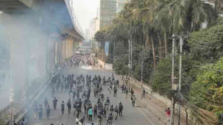 बांग्लादेश में फिर भड़की हिंसा, पुलिस-प्रदर्शनकारियों में झड़प, पुलिसकर्मी भी घायल