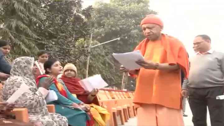 CM योगी आदित्यनाथ ने गोरखपुर में ‘जनता दर्शन’ के दौरान सुनीं लोगों की समस्याएं