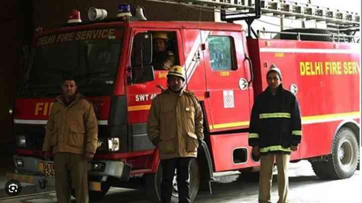 दिल्ली के सरिता विहार के पैसिफिक मॉल में लगी आग, कोई जानमाल का नुकसान नहीं