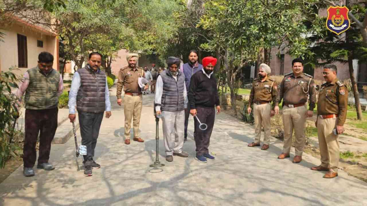 गुरदासपुर गोलीबारी के बाद अमृतसर में हाई अलर्ट, अजनाला में सख्त नाकाबंदी, बढ़ाई गई सुरक्षा