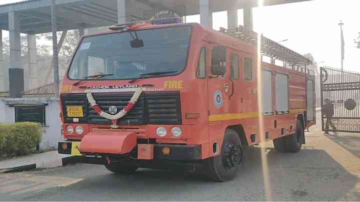 जोरहाट के इंस्टीट्यूट के गोदाम में लगी भीषण आग, कई ज़ोरदार धमाके, इलाक़े में दहशत