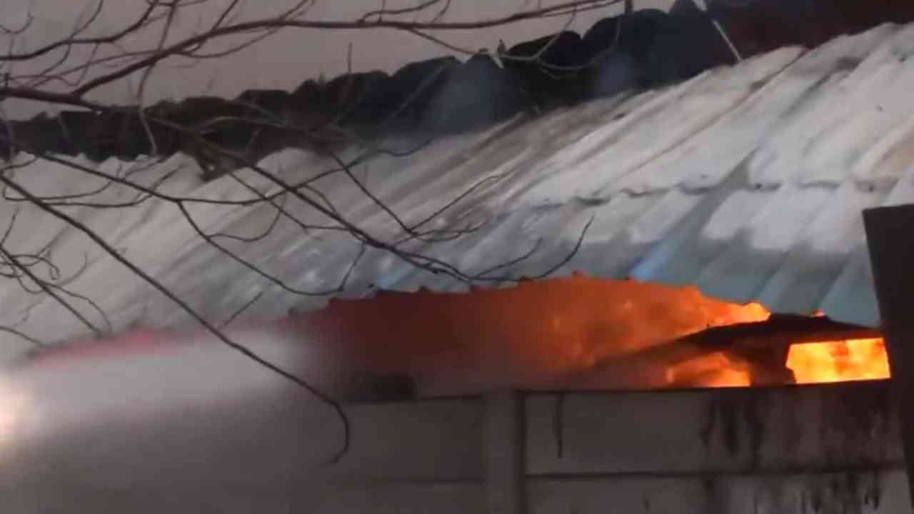 भोपाल: फैक्ट्री में लगी भीषण आग, आग बुझाने में जुटे दमकलकर्मी, किसी के हताहत होने की ख़बर नहीं