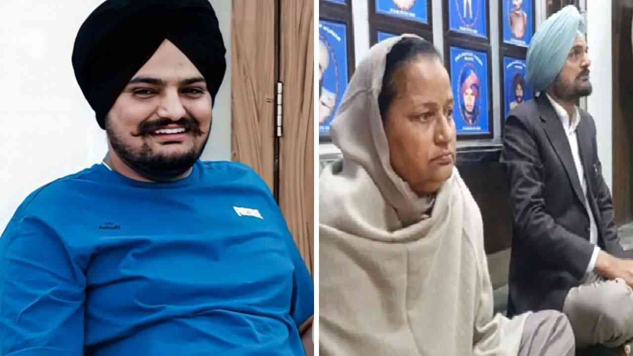 सिद्धू मूसेवाला के माता-पिता SSP दफ्तर के बाहर धरने पर बैठे, इंसाफ की मांग