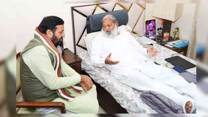 Haryana News: ਅੰਬਾਲਾ ‘ਚ ਮੰਤਰੀ ਵਿੱਜ ਦੇ ਘਰ ਪਹੁੰਚੇ CM ਸੈਣੀ, ਜਾਣਿਆ ਹਾਲ-ਚਾਲ, ਇਸ ਵਜ੍ਹਾ ਕਰਕੇ ਦੋਵੇਂ ਪੈਰਾਂ 'ਤੇ ਲੱਗਿਆ ਪਲਸਤਰ