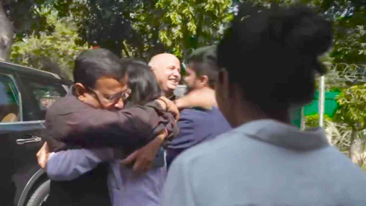 Arvind Kejriwal: ਅਦਾਲਤ 'ਚ ਭਾਵੁਕ ਹੋਏ ਕੇਜਰੀਵਾਲ, ਭਰ ਆਈਆਂ ਅੱਖਾਂ, ਬੋਲੇ- 'ਮੈਂ ਹਮੇਸ਼ਾ ਕਿਹਾ ਸੀ ਰੱਬ ਸਾਡੇ ਨਾਲ ਹੈ…AAP ਕੱਟੜ ਇਮਾਨਦਾਰ’