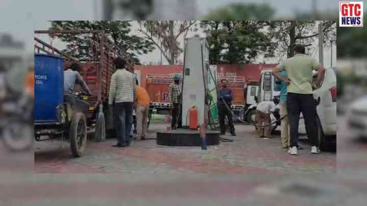 Punjab News: ਪੰਜਾਬ 'ਚ ਅਫ਼ਵਾਹਾਂ ਕਾਰਨ ਹੜਕੰਪ, ਪੈਟਰੋਲ-ਡੀਜ਼ਲ ਖ਼ਤਮ ਹੋਣ ਦੇ ਡਰੋਂ ਪੰਪਾਂ 'ਤੇ ਲੱਗੀਆਂ ਲੰਬੀਆਂ ਕਤਾਰਾਂ, ਲੋਕਾਂ 'ਚ ਭਾਰੀ ਦਹਿਸ਼ਤ
