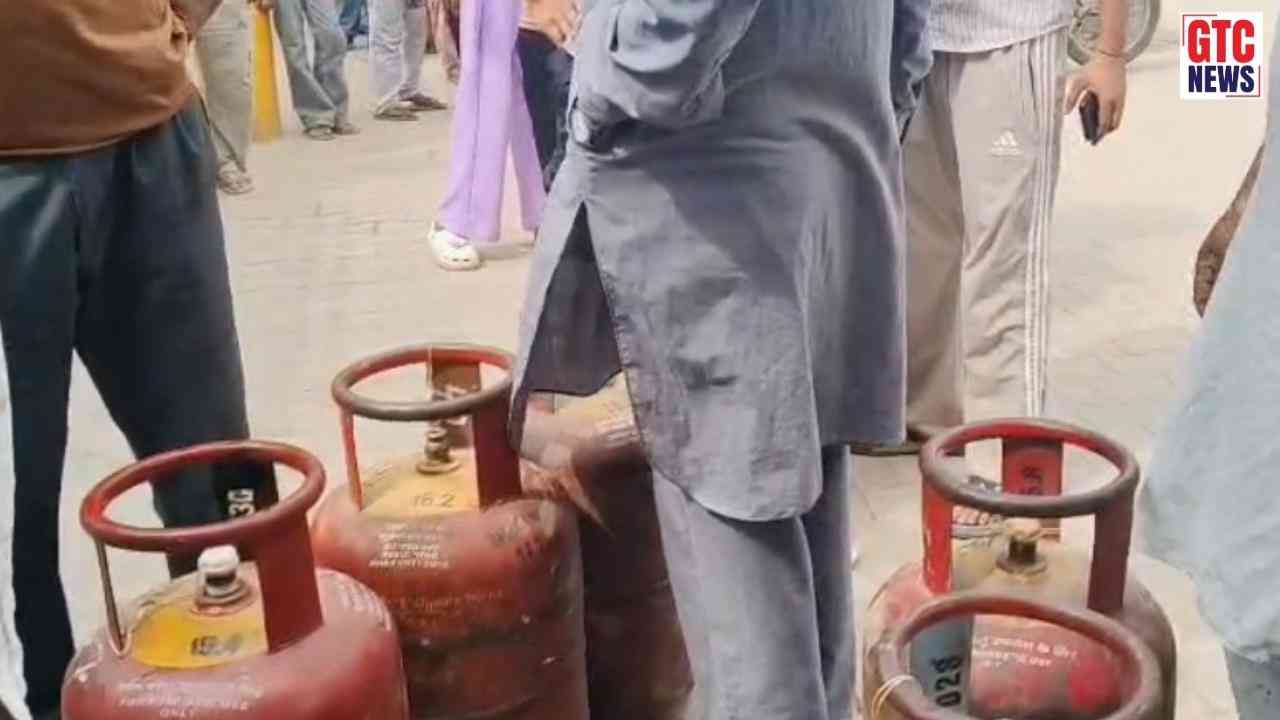 ਪੰਜਾਬ 'ਚ ਗੈਸ ਸਿਲੰਡਰਾਂ ਲਈ ਹਾਹਾਕਾਰ: ਏਜੰਸੀਆਂ ਬਾਹਰ ਸਵੇਰੇ 4 ਵਜੇ ਤੋਂ ਲੱਗ ਰਹੀਆਂ ਲੰਬੀਆਂ ਲਾਈਨਾਂ