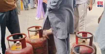 ਪੰਜਾਬ 'ਚ ਗੈਸ ਸਿਲੰਡਰਾਂ ਲਈ ਹਾਹਾਕਾਰ: ਏਜੰਸੀਆਂ ਬਾਹਰ ਸਵੇਰੇ 4 ਵਜੇ ਤੋਂ ਲੱਗ ਰਹੀਆਂ ਲੰਬੀਆਂ ਲਾਈਨਾਂ