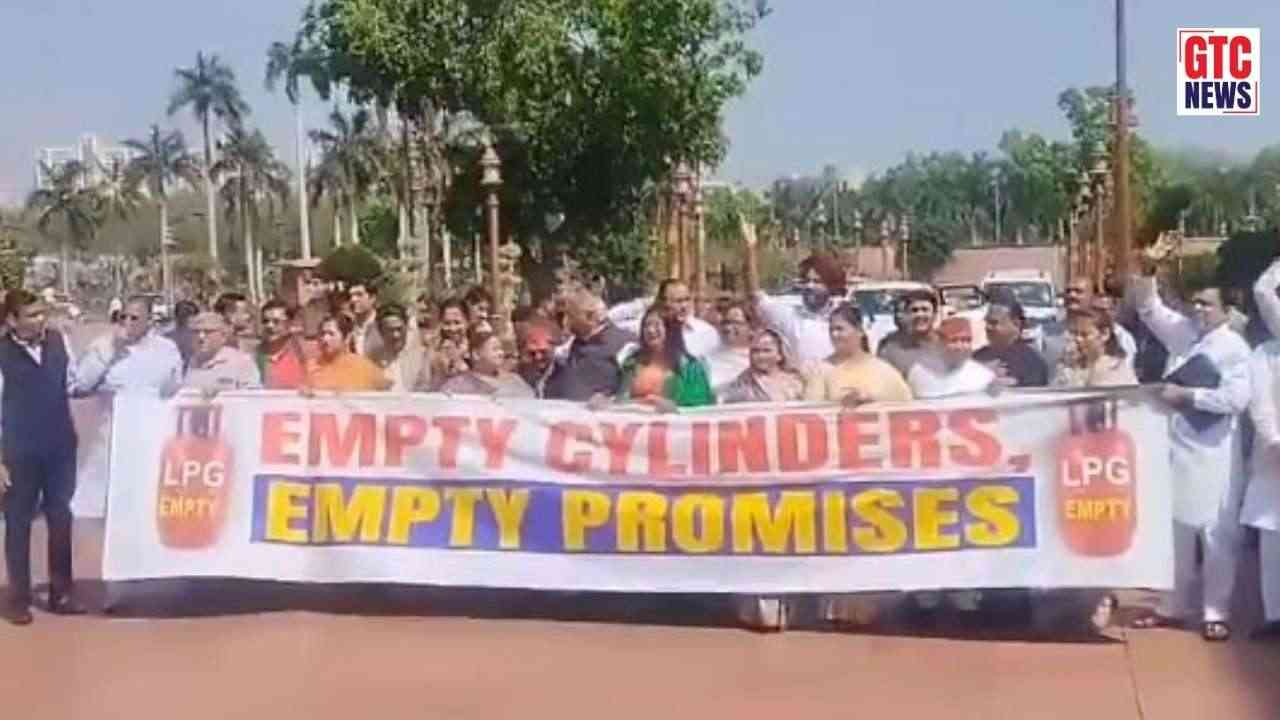 LPG Crisis: ਰਸੋਈ ਗੈਸ ਦੀਆਂ ਕੀਮਤਾਂ 'ਤੇ ਵਿਰੋਧੀ ਧਿਰ ਇੱਕਜੁੱਟ: ਖੜਗੇ ਸਮੇਤ ਕਈ ਸਾਂਸਦਾਂ ਨੇ ਸੰਸਦ ਭਵਨ 'ਚ ਕੀਤਾ ਪ੍ਰਦਰਸ਼ਨ