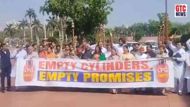 LPG Crisis: ਰਸੋਈ ਗੈਸ ਦੀਆਂ ਕੀਮਤਾਂ 'ਤੇ ਵਿਰੋਧੀ ਧਿਰ ਇੱਕਜੁੱਟ: ਖੜਗੇ ਸਮੇਤ ਕਈ ਸਾਂਸਦਾਂ ਨੇ ਸੰਸਦ ਭਵਨ 'ਚ ਕੀਤਾ ਪ੍ਰਦਰਸ਼ਨ