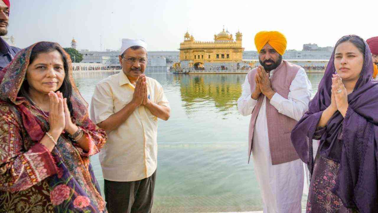 ਸ੍ਰੀ ਦਰਬਾਰ ਸਾਹਿਬ ਨਤਮਸਤਕ ਹੋਏ ਅਰਵਿੰਦ ਕੇਜਰੀਵਾਲ ਅਤੇ CM ਭਗਵੰਤ ਮਾਨ, ਮੱਥਾ ਟੇਕ ਕੇ ਅਦਾ ਕੀਤਾ ਸ਼ੁਕਰਾਨਾ, ਸਰਬੱਤ ਦੇ ਭਲੇ ਲਈ ਕੀਤੀ ਅਰਦਾਸ