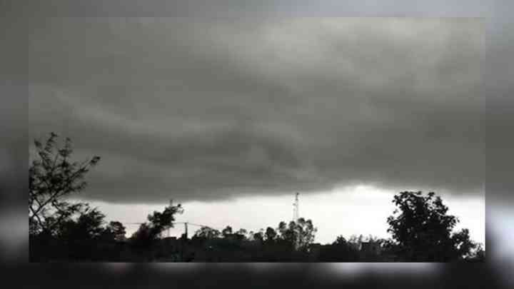 Punjab Weather: ਪੰਜਾਬ 'ਚ ਮੌਸਮ ਨੇ ਲਈ ਕਰਵਟ, ਅੰਮ੍ਰਿਤਸਰ 'ਚ ਮੀਂਹ ਤੇ ਤੇਜ਼ ਹਵਾਵਾਂ, ਤਾਪਮਾਨ 'ਚ ਗਿਰਾਵਟ, IMD ਵੱਲੋਂ ਤਾਜ਼ਾ ਅਪਡੇਟ ਜਾਰੀ