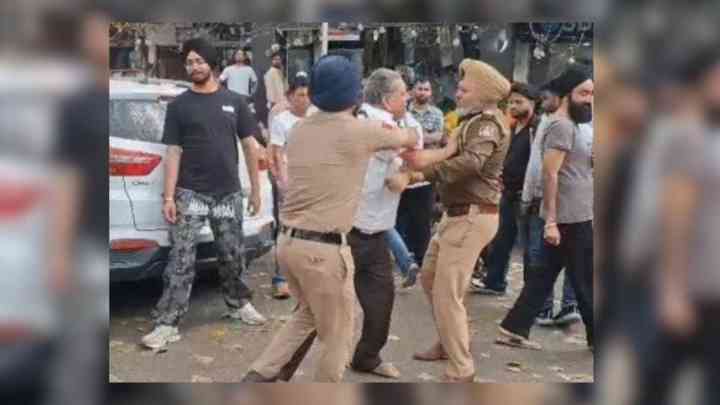 Chandigarh: ਚੰਡੀਗੜ੍ਹ ‘ਚ ASI ਨਾਲ ਹੱਥੋਪਾਈ, ਲੱਥੀ ਪੱਗ, ਬੈਂਕ ‘ਚ ਝਗੜਾ ਸੁਲਝਾਉਣ ਪਹੁੰਚਿਆ ਸੀ ਮੁਲਾਜ਼ਮ, ਪਰ ਵਧਿਆ ਹੋਰ ਕਲੇਸ਼, ਜਾਣੋ ਪੂਰਾ ਮਾਮਲਾ!