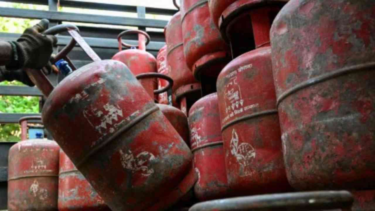 ਰਸੋਈ ਗੈਸ ਦੀ ਕਿੱਲਤ ਦੂਰ ਕਰਨ ਦੀ ਤਿਆਰੀ: ਸਿਲੰਡਰ ਦਾ ਭਾਰ ਘਟਾ ਸਕਦੀ ਸਰਕਾਰ, ਜਾਣੋ ਕੀ ਹੈ ਨਵਾਂ ਪਲਾਨ!