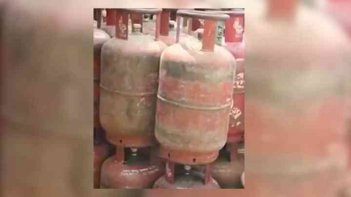 ਹਰਿਆਣਾ ‘ਚ ਘਰੇਲੂ ਸਿਲੰਡਰਾਂ ਨੂੰ ਲੈ ਕੇ ਮੱਚੀ ਹਾਹਾਕਾਰ, ਸਿਰਫ਼ 7 ਦਿਨਾਂ ਦਾ ਸਟਾਕ ਬਾਕੀ: ਏਜੰਸੀਆਂ 'ਤੇ ਲੱਗੀ ਭੀੜ; CM ਵੱਲੋਂ ਕਾਲਾਬਾਜ਼ਾਰੀ ਰੋਕਣ ਦੇ ਹੁਕਮ