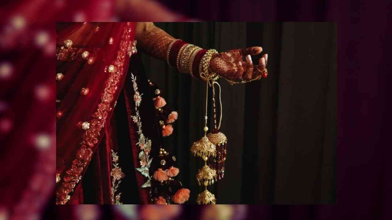 Haryana News: ਸਿਰਸਾ 'ਚ ਵਿਆਹ ਤੋਂ ਬਾਅਦ ਨਕਦੀ ਤੇ ਗਹਿਣੇ ਲੈ ਕੇ ਲਾੜੀ ਫ਼ਰਾਰ, ਪੇਕੇ ਜਾਣ ਦਾ ਬਹਾਨਾ ਲਾ ਕੇ ਭੱਜੀ, ਪਿਤਾ ਬੋਲੇ- 'ਧੀ ਇੱਥੇ ਨਹੀਂ ਪਹੁੰਚੀ'