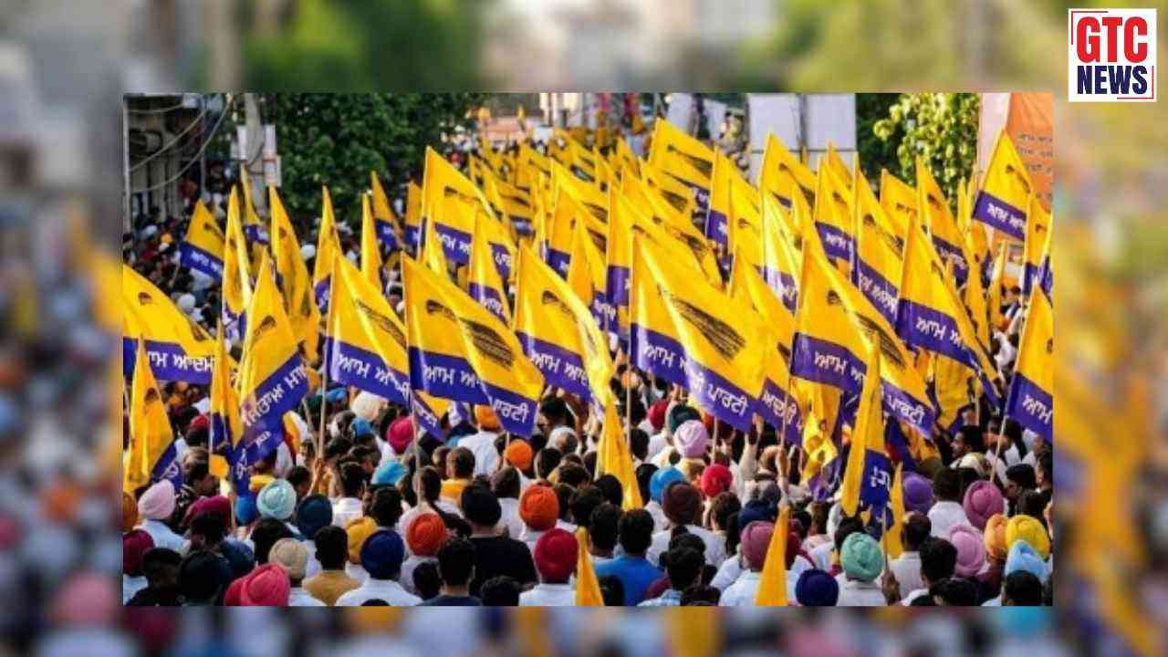 ਪੰਜਾਬ ਸਿਆਸਤ 'ਚ ਵੱਡਾ ਧਮਾਕਾ: ਕਾਂਗਰਸੀ ਆਗੂਆਂ ਅਤੇ 8 ਕੌਂਸਲਰਾਂ ਨੇ ਫੜਿਆ 'ਝਾੜੂ', ਅਮਨ ਅਰੋੜਾ ਨੇ ਕਰਵਾਇਆ AAP 'ਚ ਸ਼ਾਮਲ
