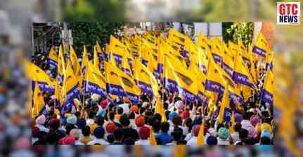 ਪੰਜਾਬ ਸਿਆਸਤ 'ਚ ਵੱਡਾ ਧਮਾਕਾ: ਕਾਂਗਰਸੀ ਆਗੂਆਂ ਅਤੇ 8 ਕੌਂਸਲਰਾਂ ਨੇ ਫੜਿਆ 'ਝਾੜੂ', ਅਮਨ ਅਰੋੜਾ ਨੇ ਕਰਵਾਇਆ AAP 'ਚ ਸ਼ਾਮਲ