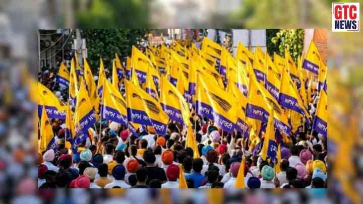 ਪੰਜਾਬ ਸਿਆਸਤ 'ਚ ਵੱਡਾ ਧਮਾਕਾ: ਕਾਂਗਰਸੀ ਆਗੂਆਂ ਅਤੇ 8 ਕੌਂਸਲਰਾਂ ਨੇ ਫੜਿਆ 'ਝਾੜੂ', ਅਮਨ ਅਰੋੜਾ ਨੇ ਕਰਵਾਇਆ AAP 'ਚ ਸ਼ਾਮਲ