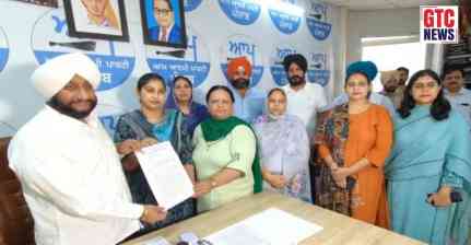 ਮੋਹਾਲੀ ‘ਚ ਪੰਜਾਬ ਸਰਕਾਰ ਦਾ ਵੱਡਾ ਕਦਮ: MLA ਕੁਲਵੰਤ ਸਿੰਘ ਨੇ ਵੰਡੇ ਨਿਯੁਕਤੀ ਪੱਤਰ; ਆਂਗਣਵਾੜੀ ਵਰਕਰਾਂ ‘ਚ ਖੁਸ਼ੀ ਦੀ ਲਹਿਰ...
