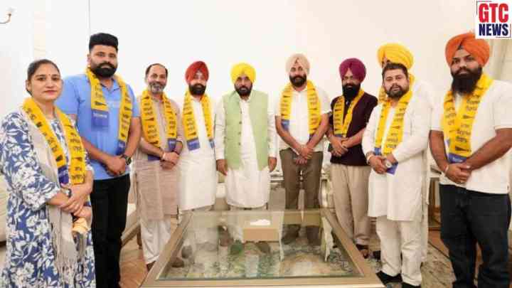 ਪੰਜਾਬ ਸਿਆਸਤ ‘ਚ ਵੱਡਾ ਧਮਾਕਾ! ਮੁਕੇਰੀਆਂ 'ਚ ਕਾਂਗਰਸ ਨੂੰ ਵੱਡਾ ਝਟਕਾ, ਕਈ ਸੀਨੀਅਰ ਆਗੂ ‘ਆਪ’ ‘ਚ ਹੋਏ ਸ਼ਾਮਿਲ