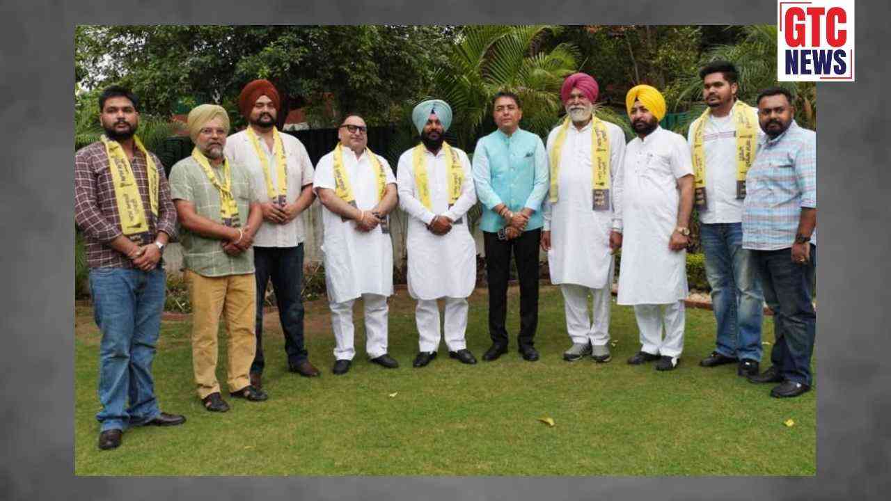 ਪੰਜਾਬ ਭਾਜਪਾ ਨੂੰ ਵੱਡਾ ਝਟਕਾ! ਸਾਬਕਾ ਵਿਧਾਇਕ ਬਲਵਿੰਦਰ ਲਾਡੀ ਨੇ ਆਪਣੇ ਸਾਥੀਆਂ ਸਣੇ ਫੜਿਆ 'ਆਪ' ਦਾ ਪੱਲਾ, ਸਿਆਸੀ ਹਲਚਲ ਤੇਜ਼…