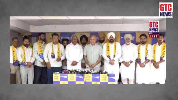 ਪੰਜਾਬ ਦੀ ਸਿਆਸਤ ‘ਚ ਵੱਡਾ ਧਮਾਕਾ! ਸਾਬਕਾ CM ਬੀਬੀ ਭੱਠਲ ਦਾ ਭਤੀਜਾ ਅਤੇ ਸੀਨੀਅਰ ਕਾਂਗਰਸੀ ਆਗੂ ਸਨਮੀਕ ਸਿੰਘ ਹੈਨਰੀ ਸਿੱਧੂ ਸਾਥੀਆਂ ਸਣੇ ‘ਆਪ’ ‘ਚ ਸ਼ਾਮਲ