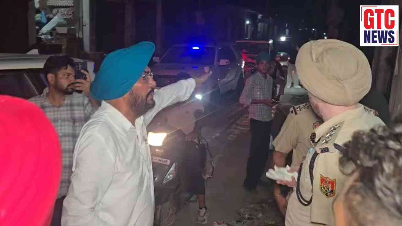 ਅੱਧੀ ਰਾਤ ਨੂੰ ਪੁਲਿਸ ਦੇ ਨਾਲ ਐਕਸ਼ਨ ਮੋੜ ‘ਚ ਨਜ਼ਰ ਆਏ MLA ਧਾਲੀਵਾਲ; ਦੁਕਾਨਦਾਰਾਂ ਤੇ ਸ਼ਹਿਰ ਵਾਸੀਆਂ ਨੂੰ ਮਿਲੇ; ਮੋਬਾਈਲ ਨੰਬਰ ਦੇ ਬੋਲੇ-‘ਰਾਤ 1 ਵਜੇ ਵੀ ਯਾਦ ਕਰੋਗੇ..'