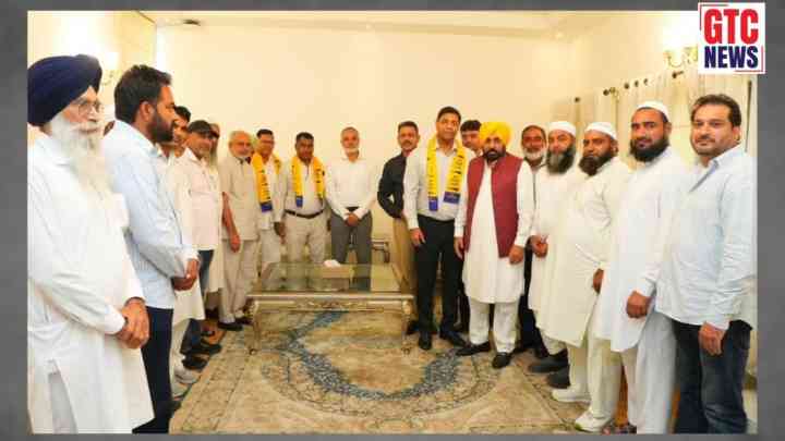 ਮਾਲੇਰਕੋਟਲਾ ‘ਚ 'ਆਪ' ਨੂੰ ਵੱਡਾ ਸਿਆਸੀ ਹੁਲਾਰਾ: ਆਜ਼ਾਦ ਕੌਂਸਲਰਾਂ ਸਣੇ ਇਨ੍ਹਾਂ ਆਗੂਆਂ ਨੇ ਫੜ੍ਹਿਆ 'AAP' ਦਾ ਪੱਲਾ, CM ਮਾਨ ਨਾਲ ਤਸਵੀਰਾਂ ਆਈਆਂ ਸਾਹਮਣੇ