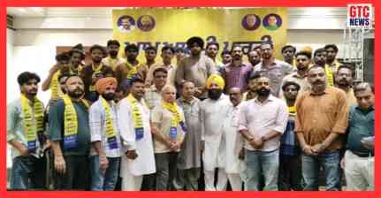 ਸਿਆਸੀ ਹਲਚਲ ਤੇਜ਼: SOI ਨੂੰ ਛੱਡ 200 ਤੋਂ ਵੱਧ ਨੌਜਵਾਨ ‘ਆਪ’ ‘ਚ ਸ਼ਾਮਿਲ, ਅਮਰਜੀਤ ਮਹਿਤਾ ਨੇ ਕੀਤਾ ਸਵਾਗਤ